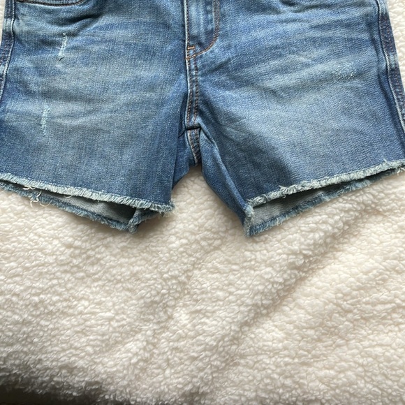 Kut from the Kloth Gidget Frey Shorts Medium Wash Distressed Size 0 (fit like 4) - Picture 5 of 7